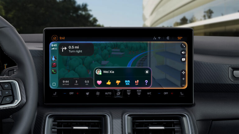 CarPlay con iOS 27 mostrando vídeo, widgets y aplicaciones en la pantalla de un coche